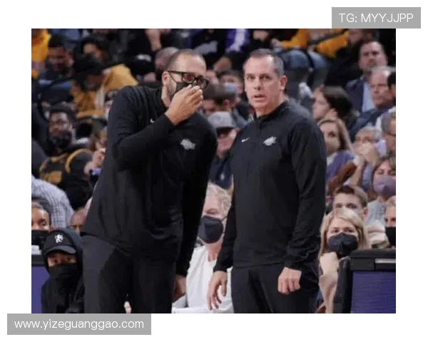 NBA高管与球探齐聚考察Woj母校球队球员展现人脉魅力